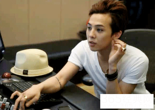 BIGBANG权志龙与姜大声等沙滩放松 网友：龙哥老司机太污