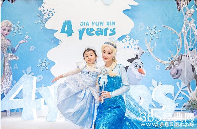 甜馨四岁梦幻生日趴，自己的偶像居然来参加，甜馨要hold住啊