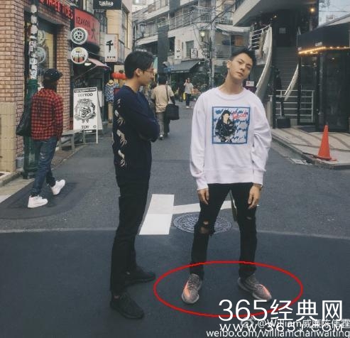 袁姗姗又开始作，LadyGaga都不敢穿的鞋子她穿，丑哭了