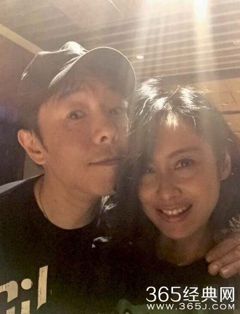 秀恩爱！黄贯中搂朱茵脖颈为其庆生 亲昵喊宝贝