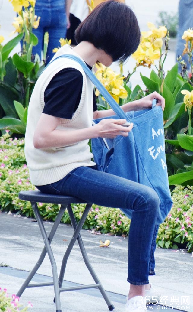 《夏至未至》新照曝光：郑爽校服配紫发，拿板凳的姿势亮了