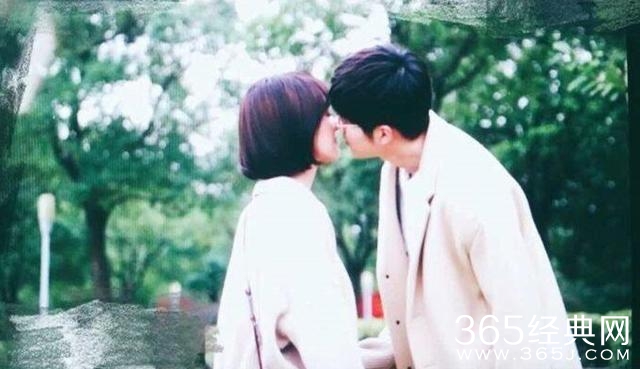 《夏至未至》新照曝光：郑爽校服配紫发，拿板凳的姿势亮了