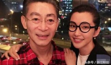 57岁六小龄童和妻子最新近照曝光 手指感染化脓 治疗疼得要命