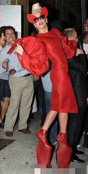 袁姗姗又开始作，LadyGaga都不敢穿的鞋子她穿，丑哭了