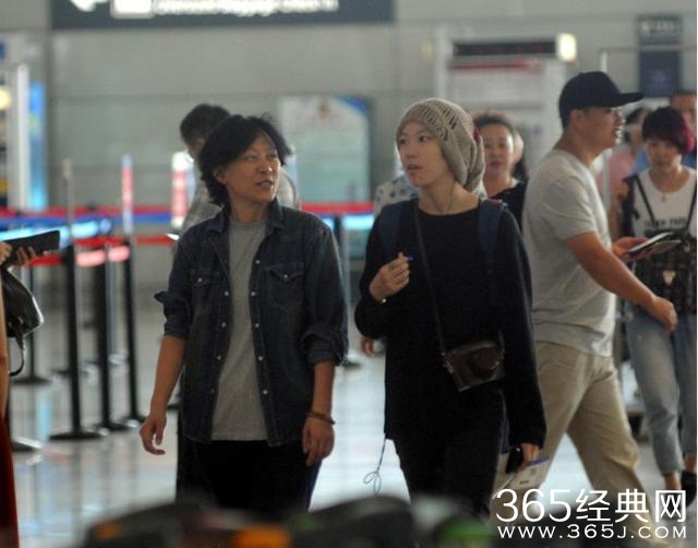 王菲女儿窦靖童现身机场，是男是女傻傻分不清楚，王菲很伤心