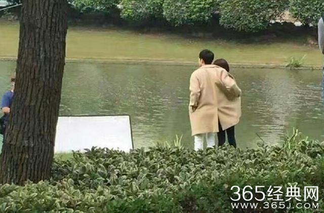 《夏至未至》新照曝光：郑爽校服配紫发，拿板凳的姿势亮了