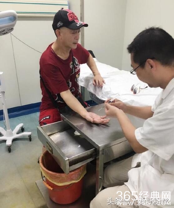 57岁六小龄童和妻子最新近照曝光 手指感染化脓 治疗疼得要命