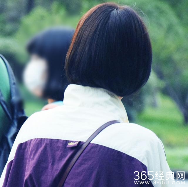 《夏至未至》新照曝光：郑爽校服配紫发，拿板凳的姿势亮了