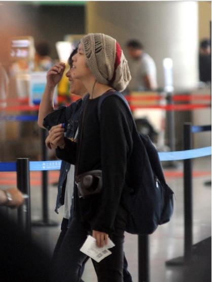 王菲女儿窦靖童现身机场，是男是女傻傻分不清楚，王菲很伤心