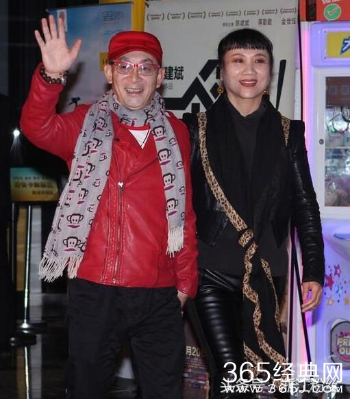 57岁六小龄童和妻子最新近照曝光 手指感染化脓 治疗疼得要命