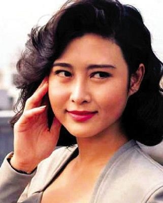 因拍三级片而走红，她已是三个女儿的妈，嫁比自己小12岁的新郎