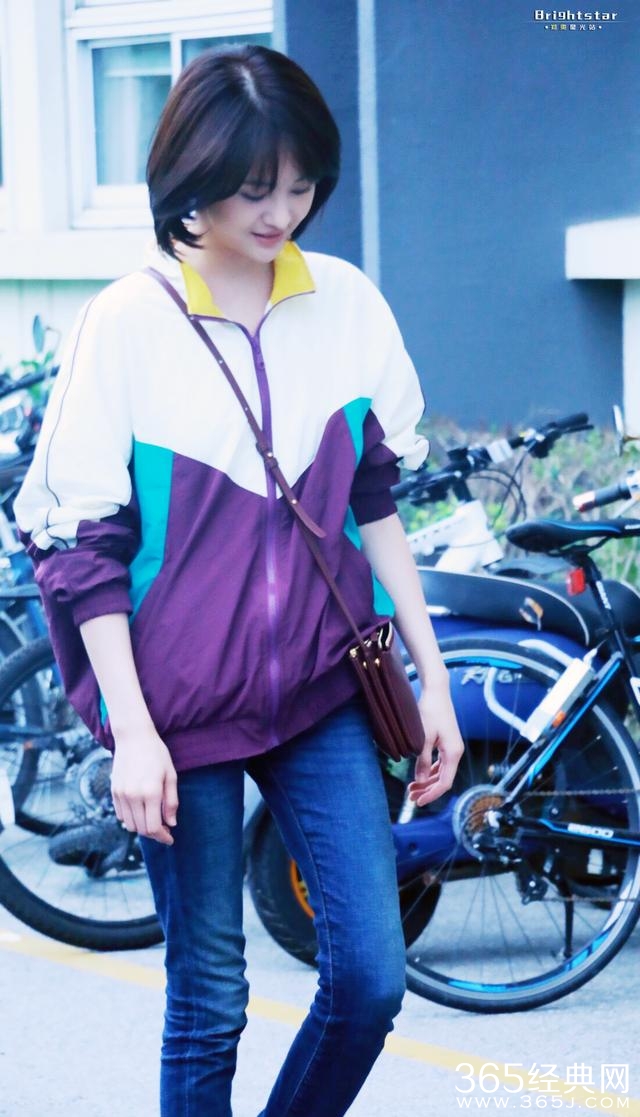 《夏至未至》新照曝光：郑爽校服配紫发，拿板凳的姿势亮了