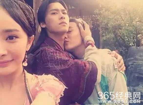 杨幂自拍照中蹊跷之处，真相原来是这样！