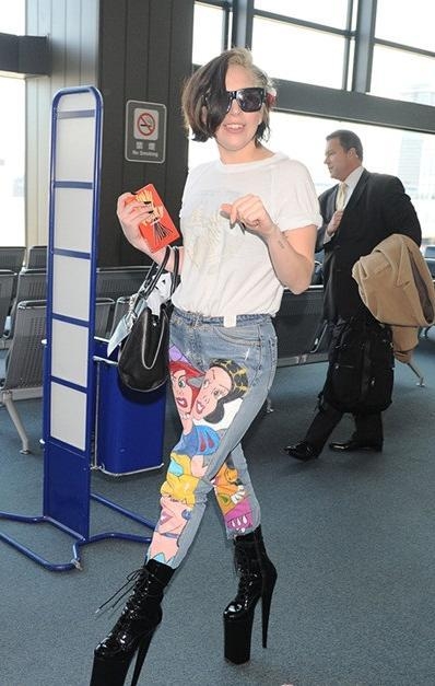 袁姗姗又开始作，LadyGaga都不敢穿的鞋子她穿，丑哭了