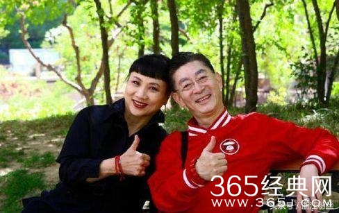 57岁六小龄童和妻子最新近照曝光 手指感染化脓 治疗疼得要命