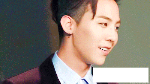 BIGBANG权志龙与姜大声等沙滩放松 网友：龙哥老司机太污