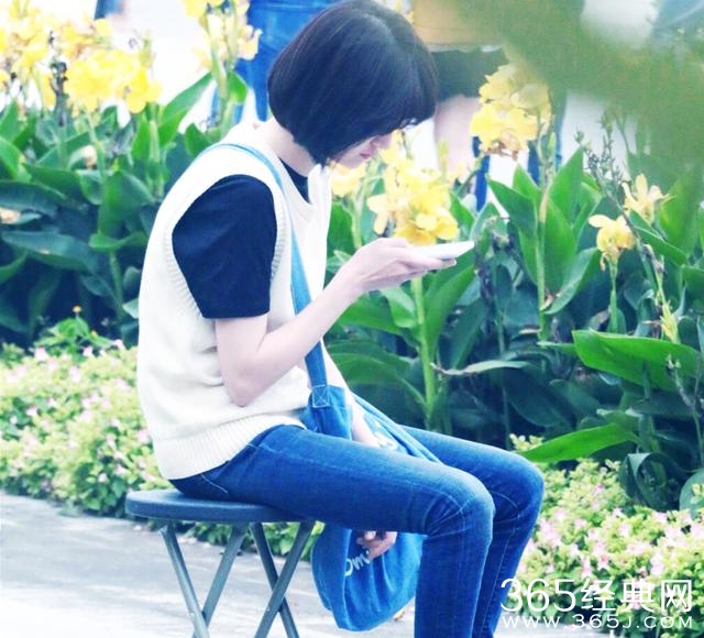 《夏至未至》新照曝光：郑爽校服配紫发，拿板凳的姿势亮了