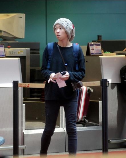 王菲女儿窦靖童现身机场，是男是女傻傻分不清楚，王菲很伤心