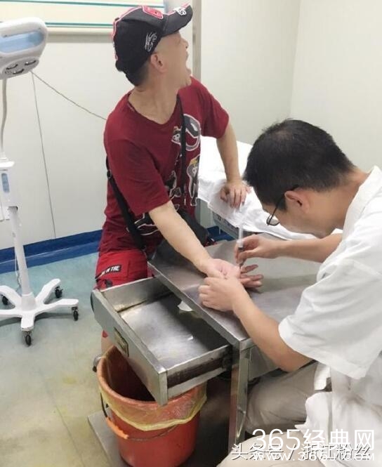 57岁六小龄童和妻子最新近照曝光 手指感染化脓 治疗疼得要命