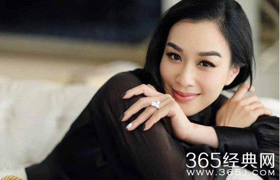 因拍三级片而走红，她已是三个女儿的妈，嫁比自己小12岁的新郎