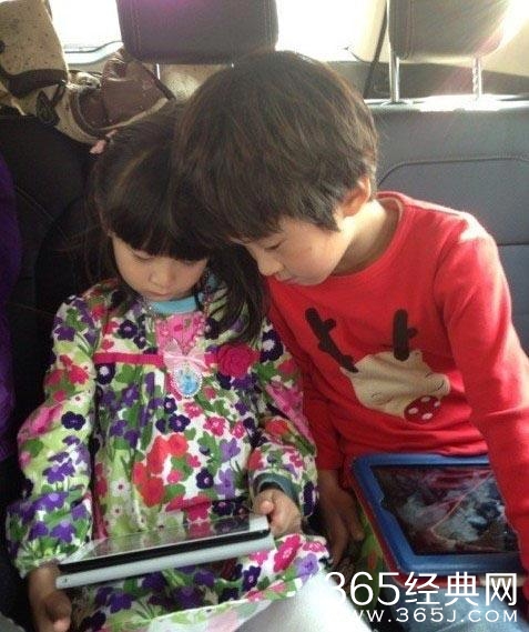 张亮发了一张手牵女儿的图片，网友评论亮了