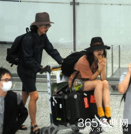 女明星坐机场行李车：范冰冰童心未泯，白百何尴尬，杨幂情有可原
