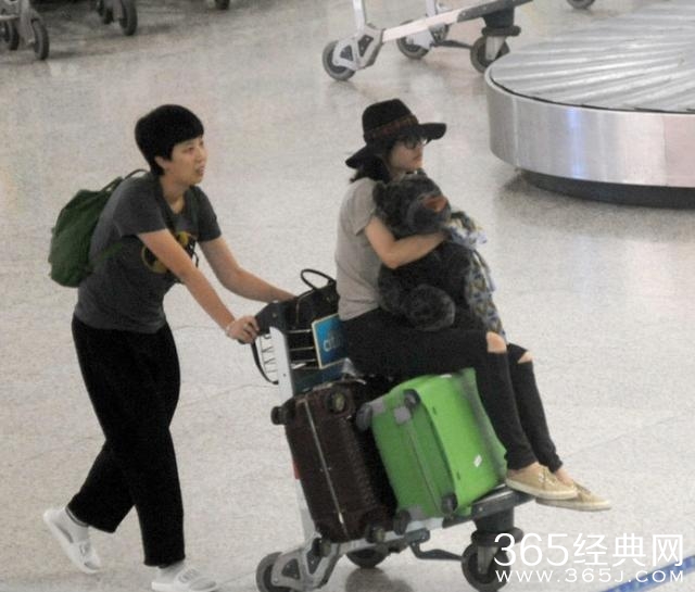 女明星坐机场行李车：范冰冰童心未泯，白百何尴尬，杨幂情有可原