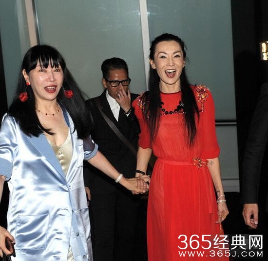 52岁张曼玉穿红裙气质优雅 遇熟人后却一秒破功