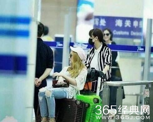 女明星坐机场行李车：范冰冰童心未泯，白百何尴尬，杨幂情有可原