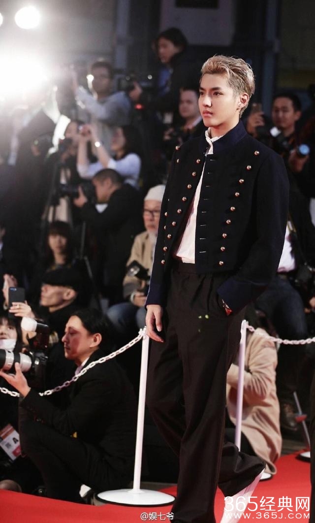 吴亦凡瘦了，曾跌下神坛如今荣耀归来，旁边的蒋勤勤超抢镜！