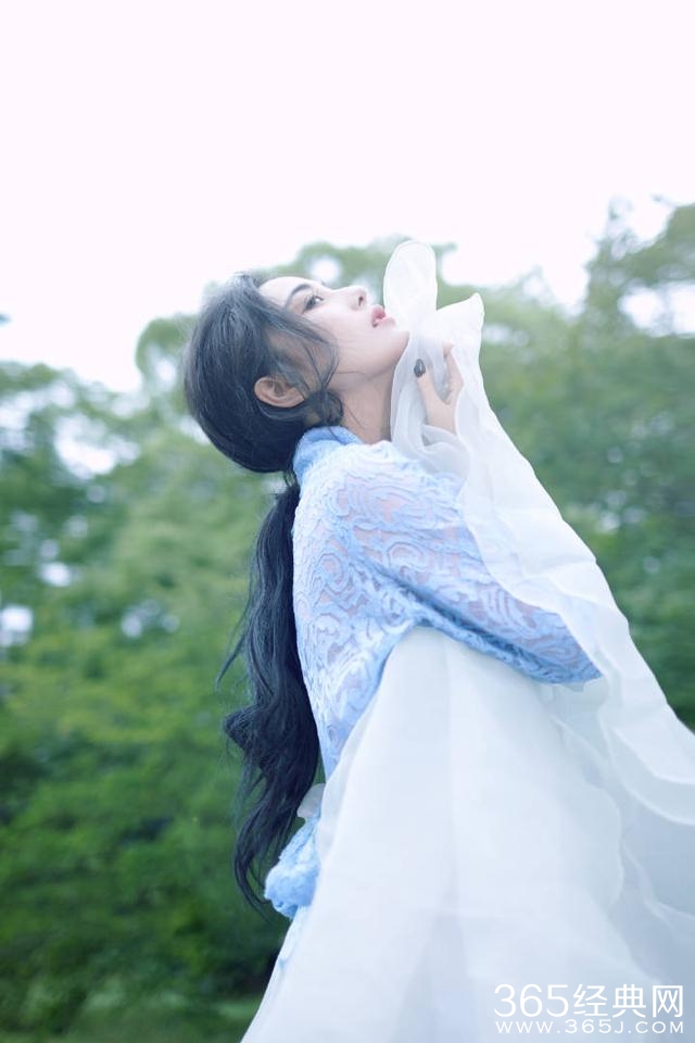 张馨予白色长裙仙气迷人  网友:范爷张馨予总是傻傻分不清
