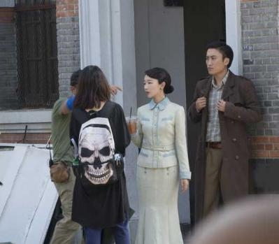 周冬雨耍大牌？让助理蹲地为她穿鞋，片场工作人员都看不下去了！