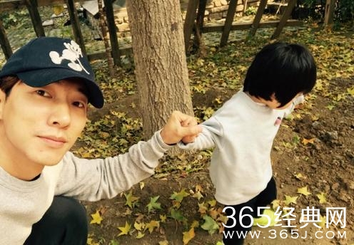 张亮发了一张手牵女儿的图片，网友评论亮了