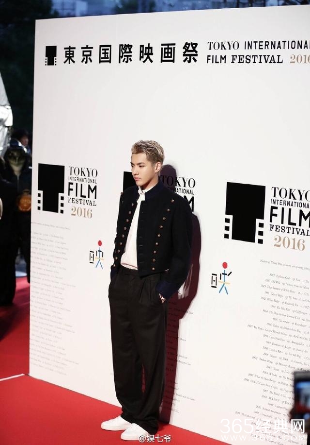 吴亦凡瘦了，曾跌下神坛如今荣耀归来，旁边的蒋勤勤超抢镜！