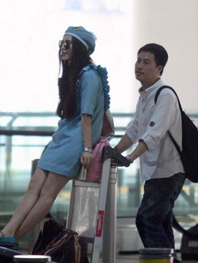 女明星坐机场行李车：范冰冰童心未泯，白百何尴尬，杨幂情有可原