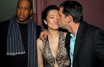 与张艺谋传绯闻多年，嫁老外离婚后女神性感依旧