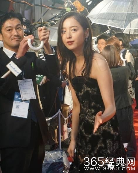 东京电影节开幕 众多中国明星亮相红毯 熊本熊抢镜