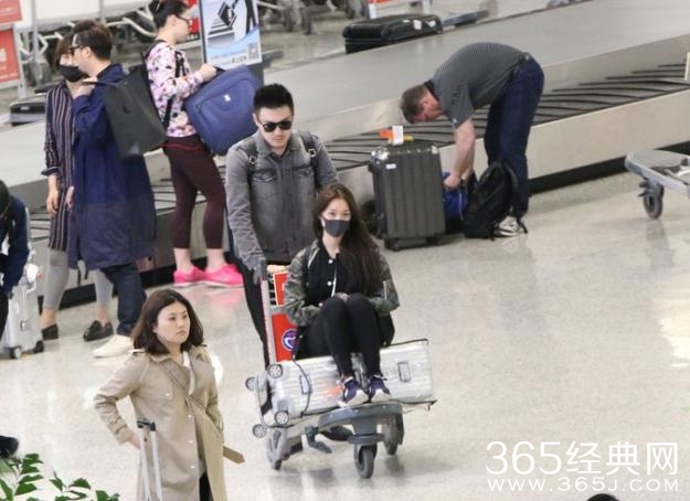 女明星坐机场行李车：范冰冰童心未泯，白百何尴尬，杨幂情有可原