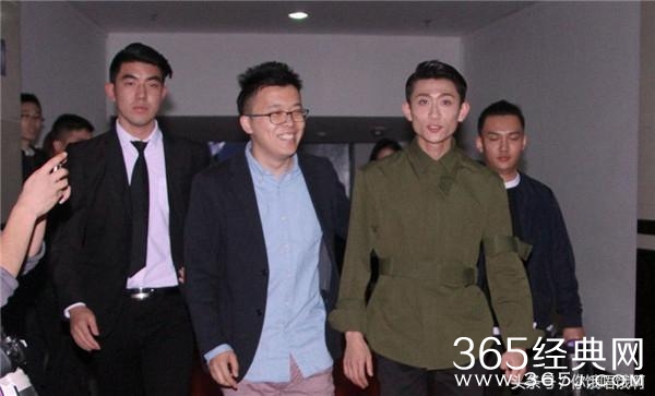 张一山暴瘦 浓妆穿女装 越来越像巩汉林 妆能赶上刘晓庆 ！