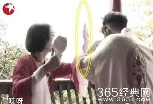 周冬雨耍大牌？让助理蹲地为她穿鞋，片场工作人员都看不下去了！