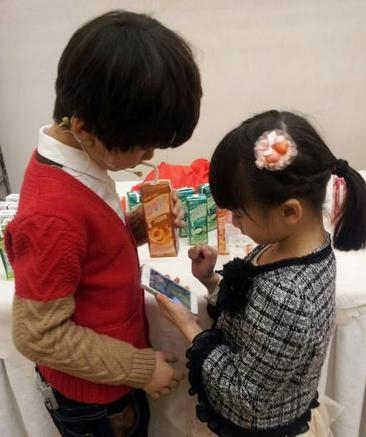 张亮发了一张手牵女儿的图片，网友评论亮了