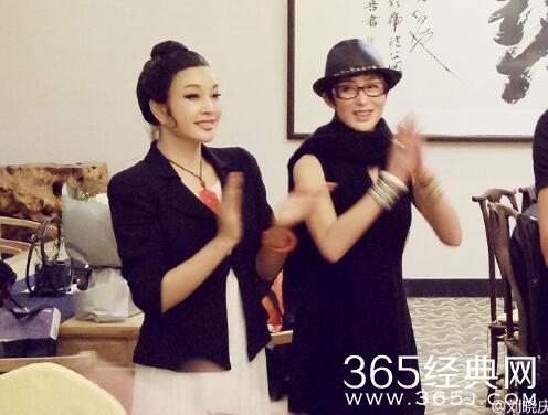 美魔女同框！刘晓庆晒与49岁张敏合影