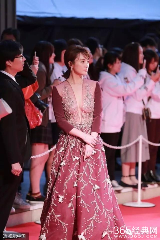 东京电影节开幕 众多中国明星亮相红毯 熊本熊抢镜