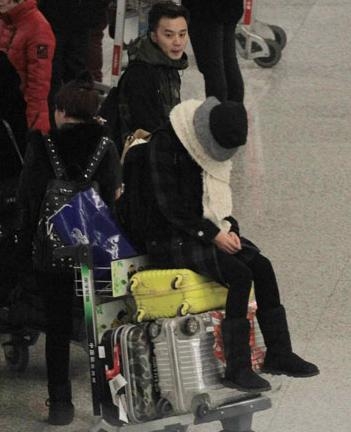 女明星坐机场行李车：范冰冰童心未泯，白百何尴尬，杨幂情有可原