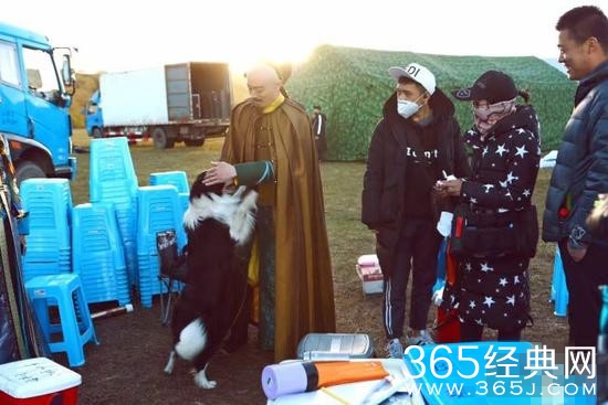 霍建华这一记“摸头杀”萌化了 皇上好有爱心