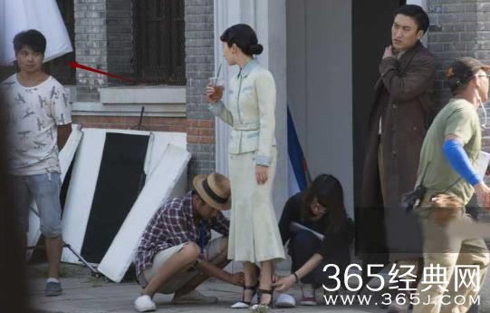 周冬雨耍大牌？让助理蹲地为她穿鞋，片场工作人员都看不下去了！