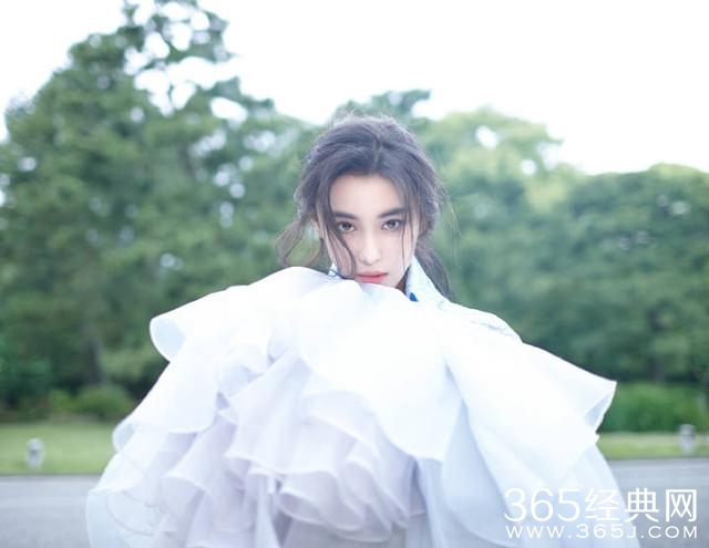 张馨予白色长裙仙气迷人  网友:范爷张馨予总是傻傻分不清