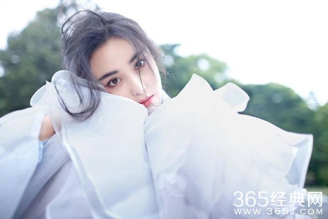 张馨予白色长裙仙气迷人  网友:范爷张馨予总是傻傻分不清