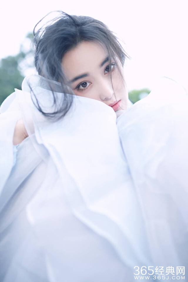 张馨予白色长裙仙气迷人  网友:范爷张馨予总是傻傻分不清