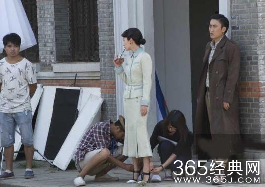 周冬雨耍大牌？让助理蹲地为她穿鞋，片场工作人员都看不下去了！